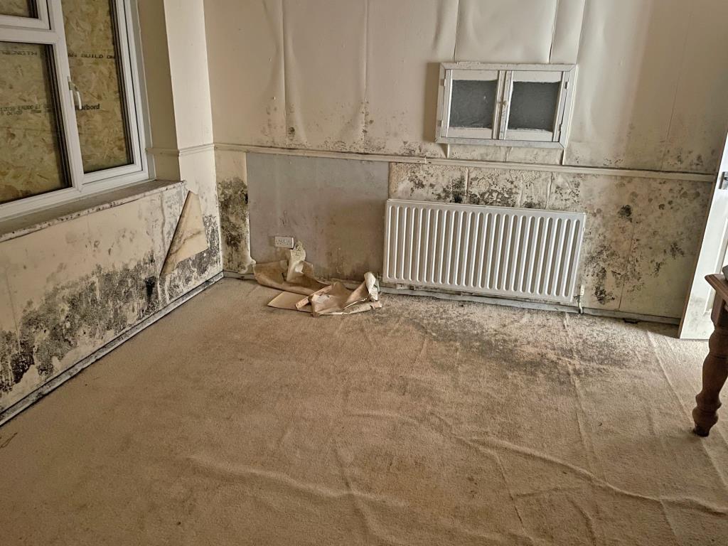 Lot: 132 - DETACHED FOUR-BEDROOM HOUSE FOR TOTAL REFURBISHMENT SET IN APPROXIMATELY 1.3 ACRES -